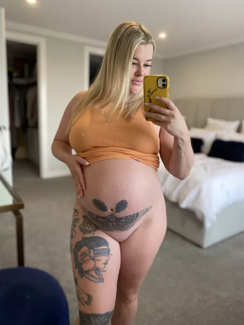 Let’s get naughty and take my top off by blondenpregnant