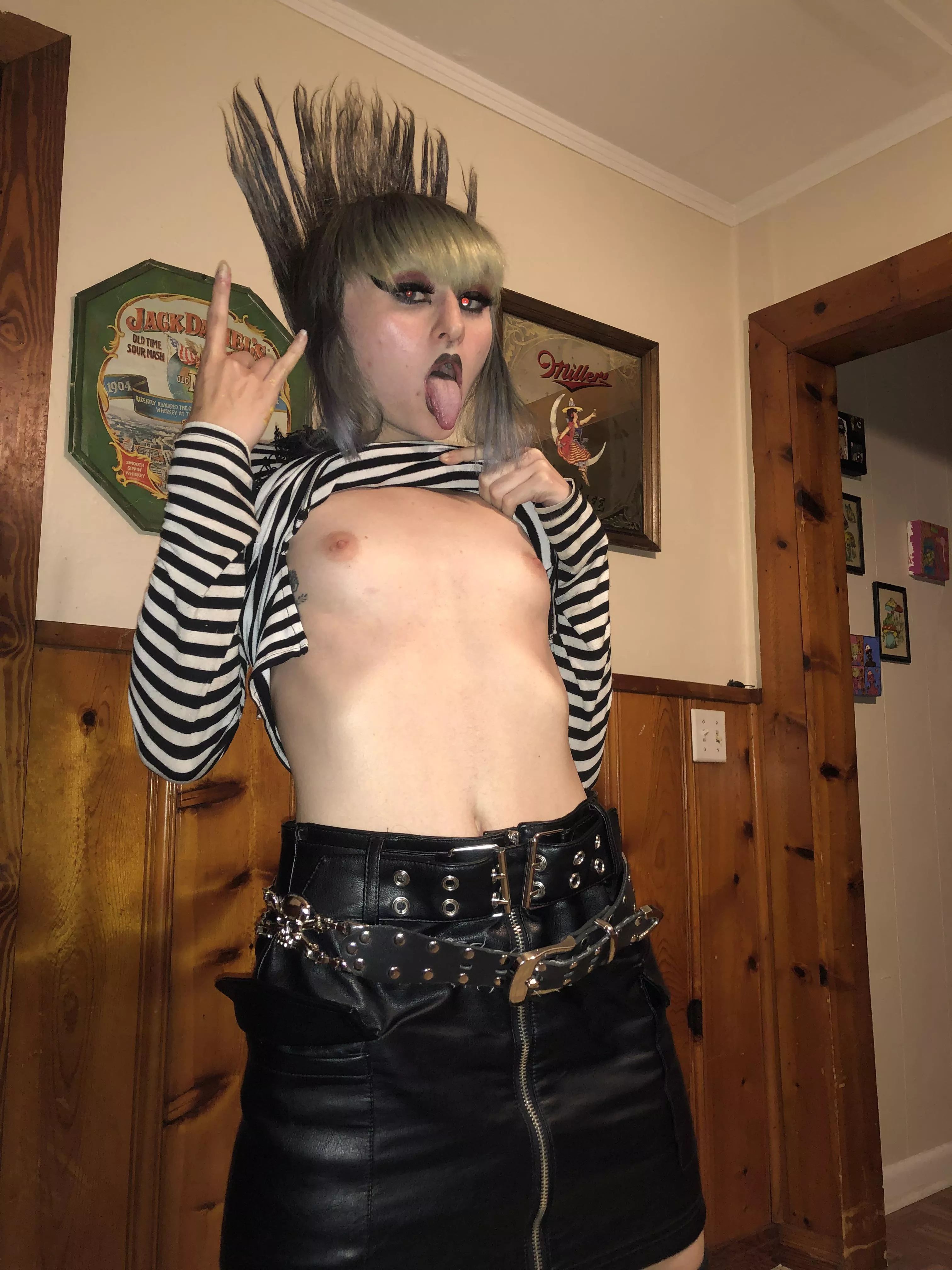 Let’s get some real punk girls up in here! Will flash for beer!!! posted by gloomybabyy