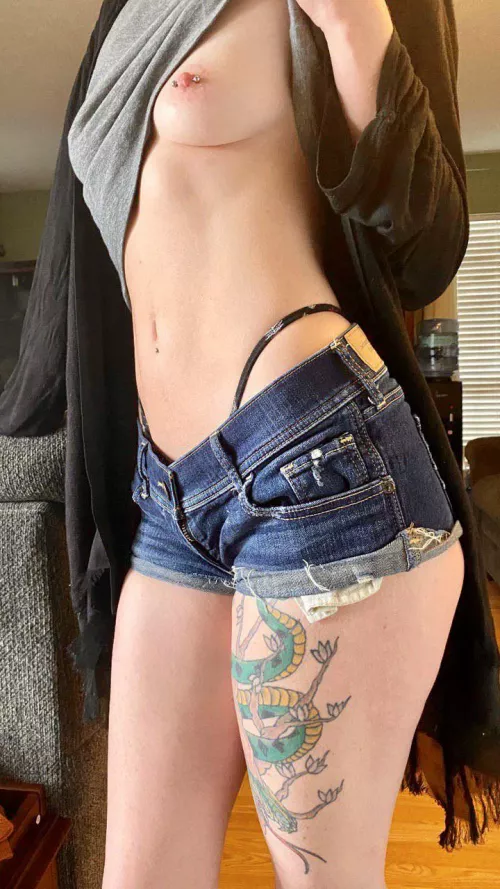 Let’s jerk off to eachothers wives. Send sample for reply. Milfs/moms are a plus. Kik is Bradley.94 by LemonSalads