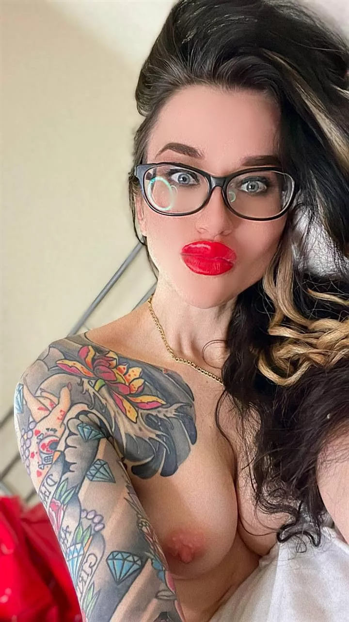 Let’s play naughty and come together mmmm posted by Juliadomaina