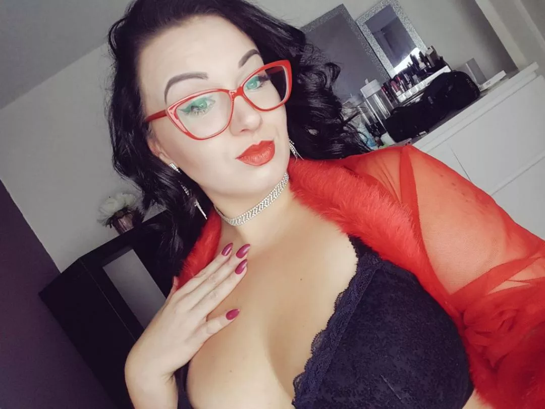 Let's play the game! What assumptions do you have about me? 🤔🤓 posted by GigiDiamond