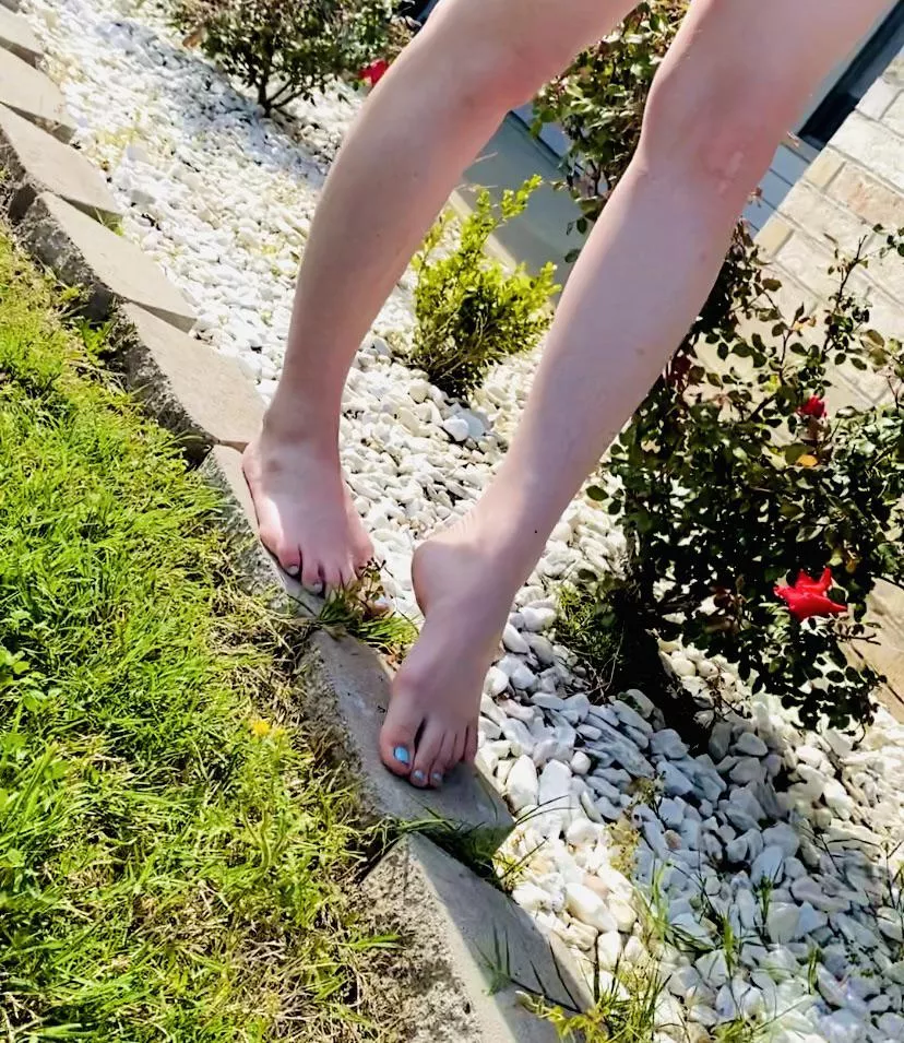 Let’s take a walk while you admire my feet 😚👅😉 posted by Mayevans