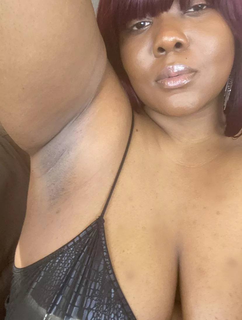 Lick my pits 👅 posted by bbwnympho98