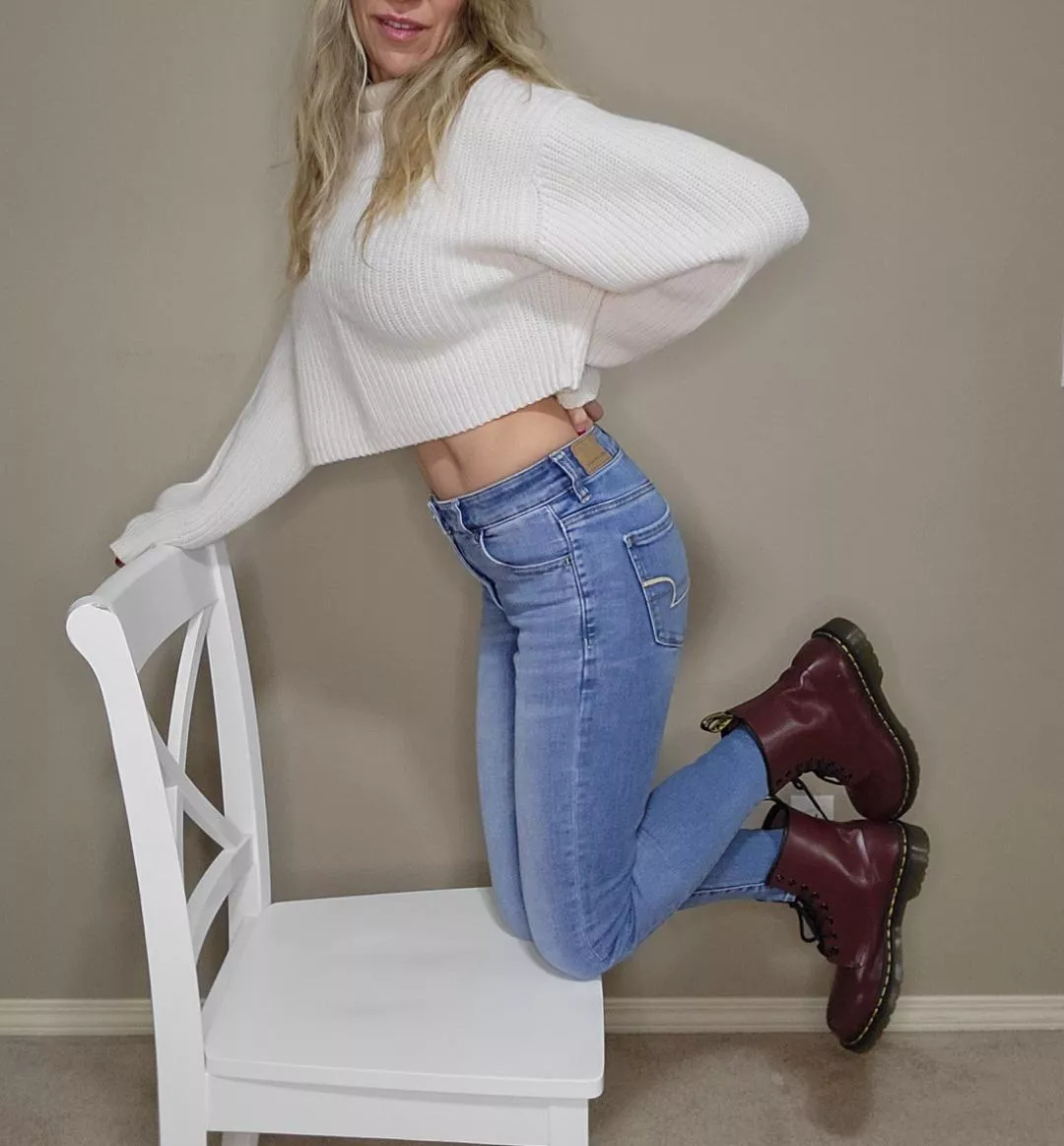 Light jeans, dark boots; love the contrast. posted by sunseekgirl