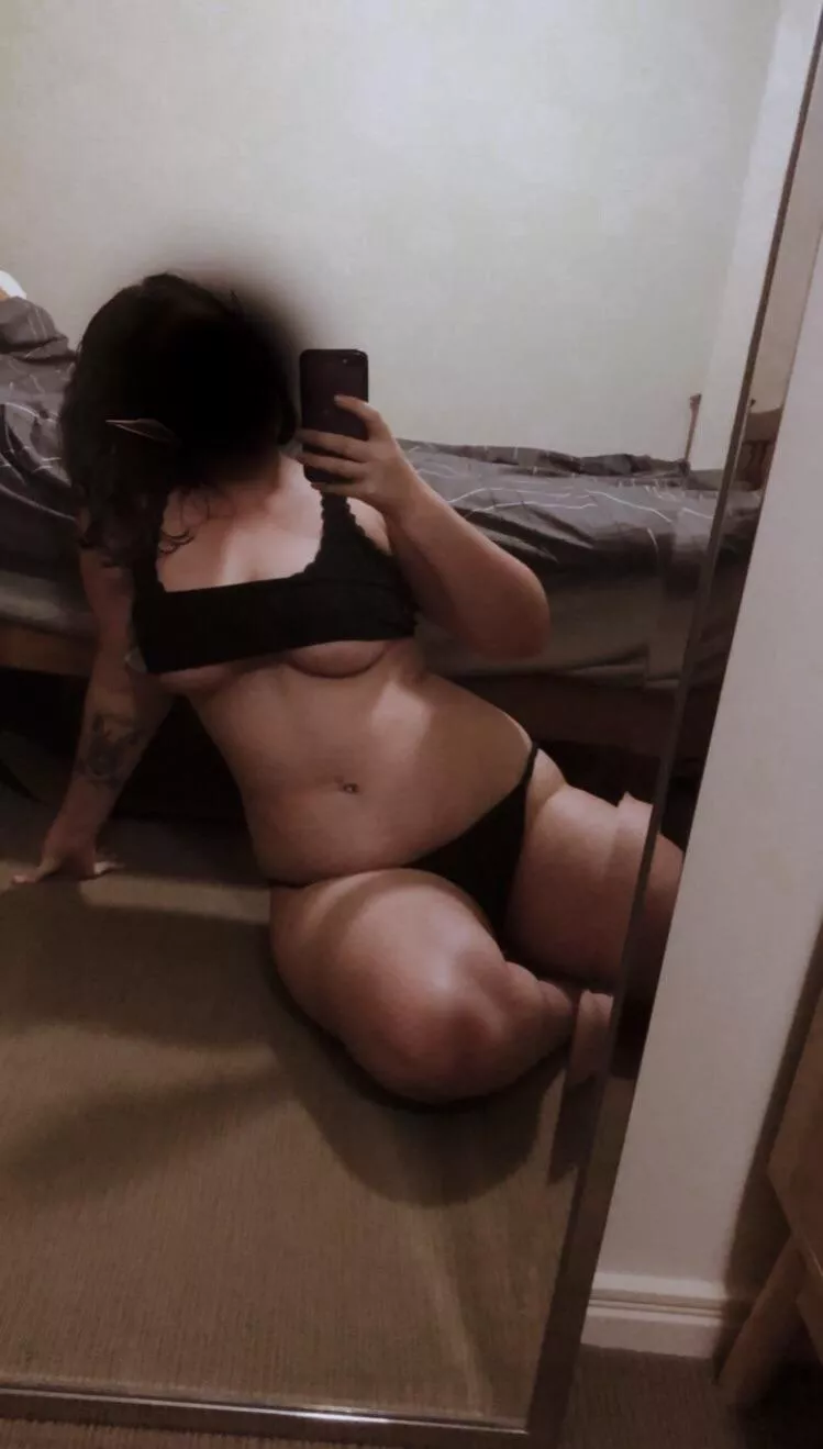 😈🖤 Like a little underboob?😈🖤 Check out my profile 😘 posted by miss_evie_rose