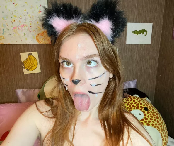 Lil kitty wants to show you her throat 😇 by Redxxxsuede