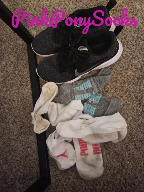 Little bit of BTS of what it looks like to be a stinky sock girl. Buy my socks guys, my room is starting to smell. -PinkPony by PPS-sales