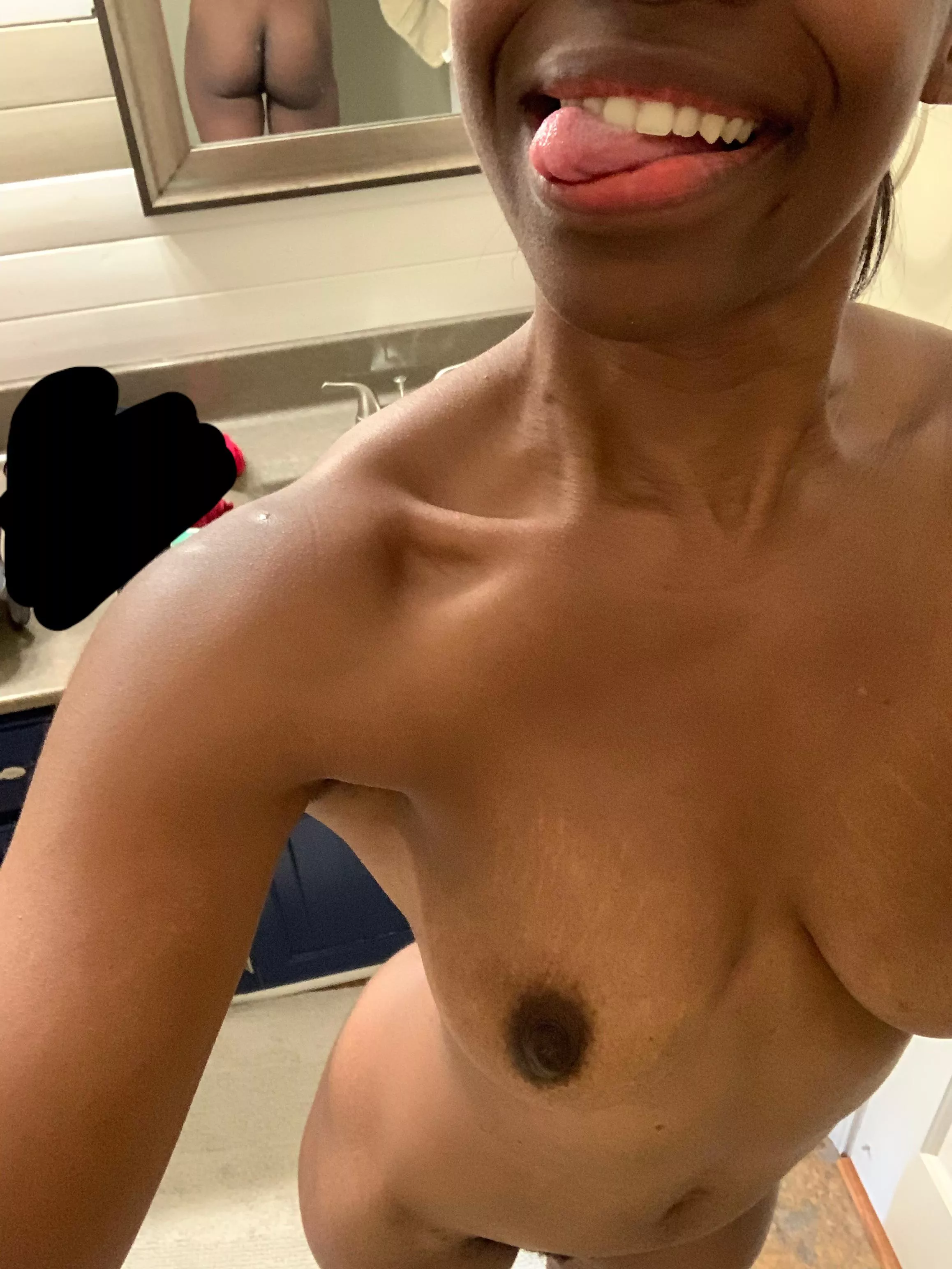 Little surprise booty in the background for ya 😜 posted by Hobnobwench