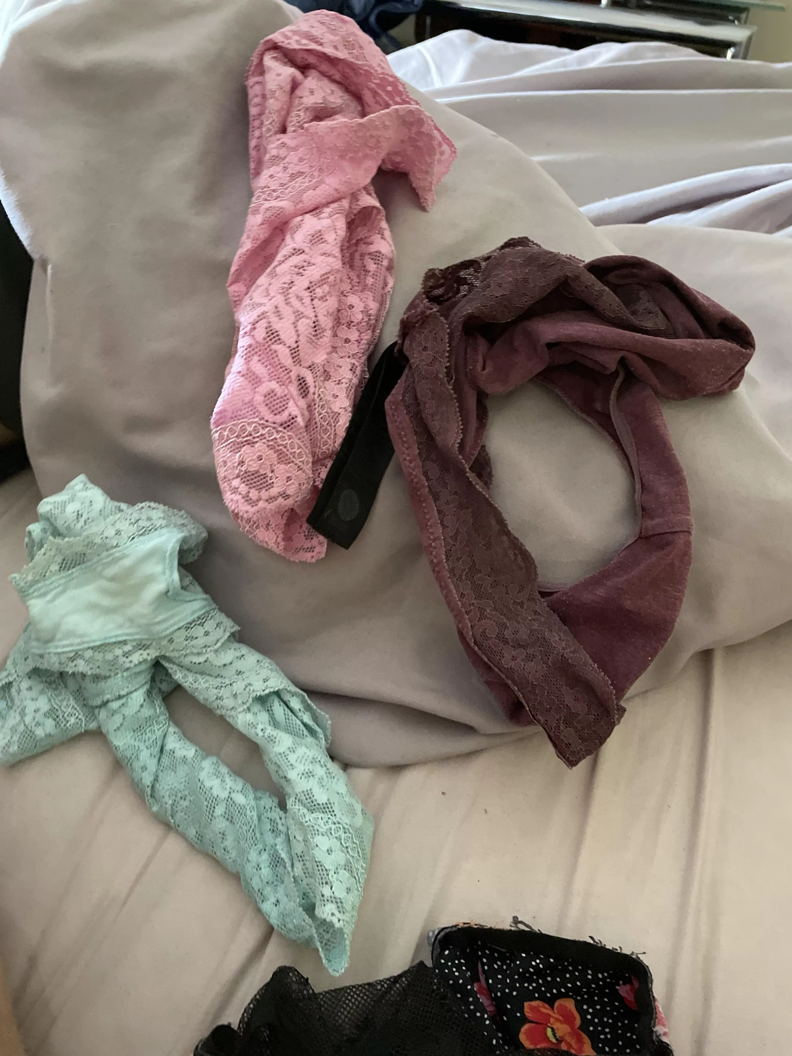 Loads of panties to cum in hmu to trade ;) posted by Ukbwcteen