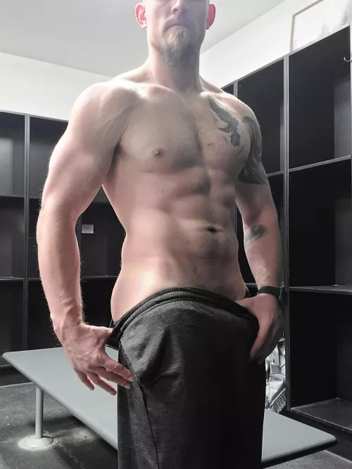 Locker roo[M] lighting is perfect for showing progress on getting leaner by Krakenite_away