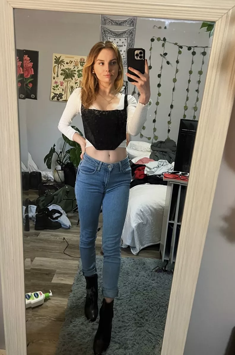 Lola posted by AmazingTits12