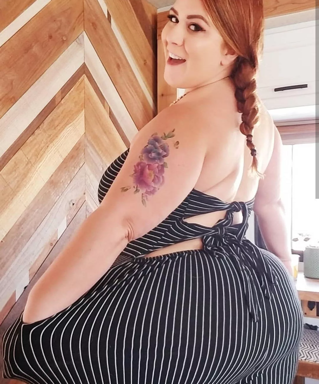 London Andrews. It's an older pic with a temporary tattoo. posted by evenflow_2991