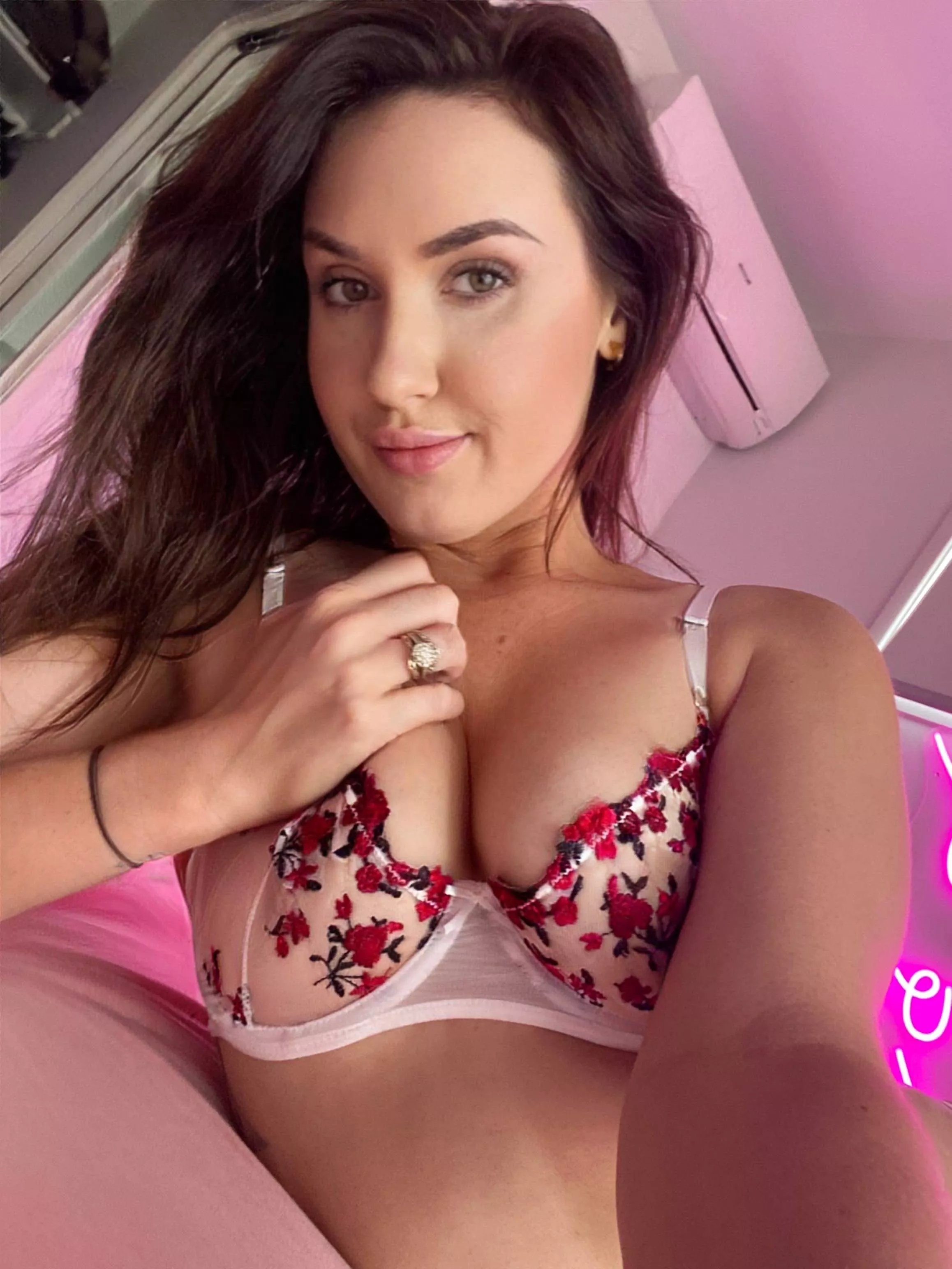 Lonely Weekend 🥺 [F] posted by FlightAttendant69