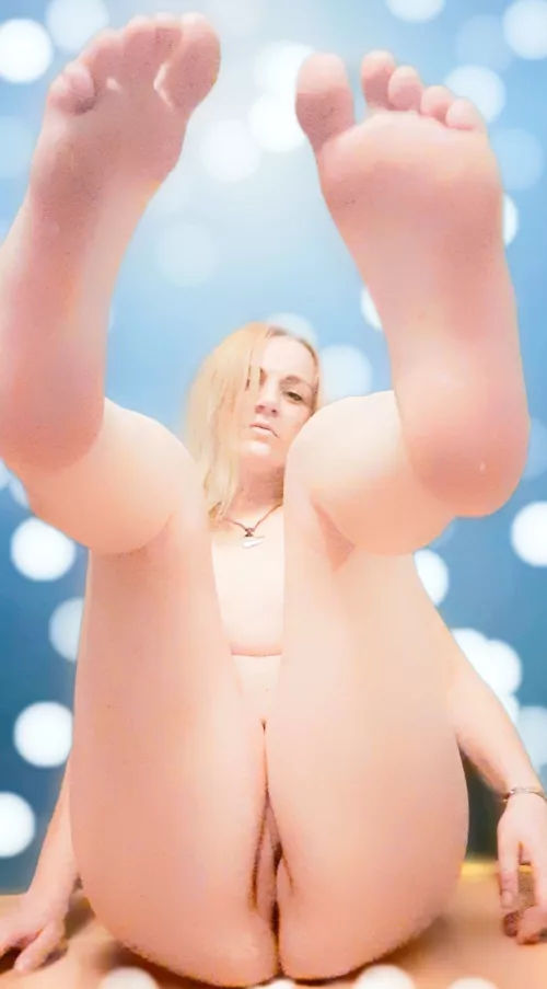 Long legs/big feet by tilthecasketdrops