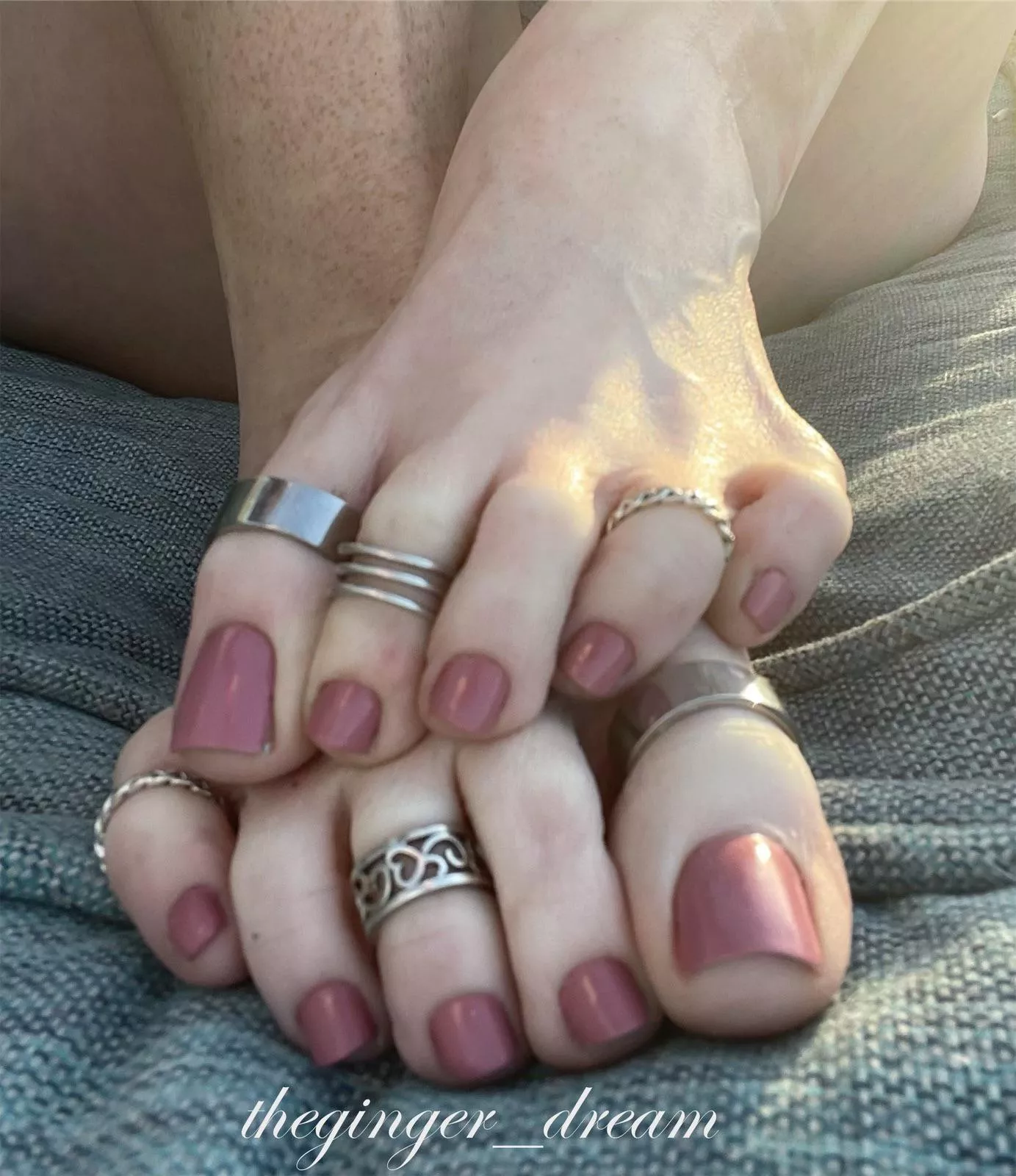 Long slender toes great for grabbing things posted by Redhaired_gurl