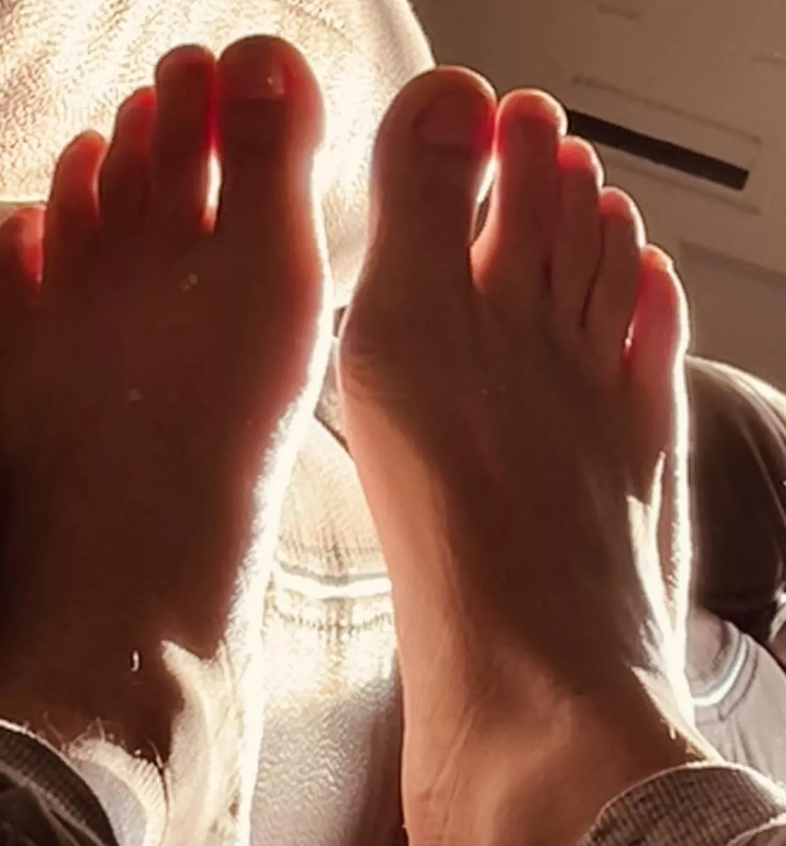 Look how the sun reflects from my toes posted by Harrypotskins1