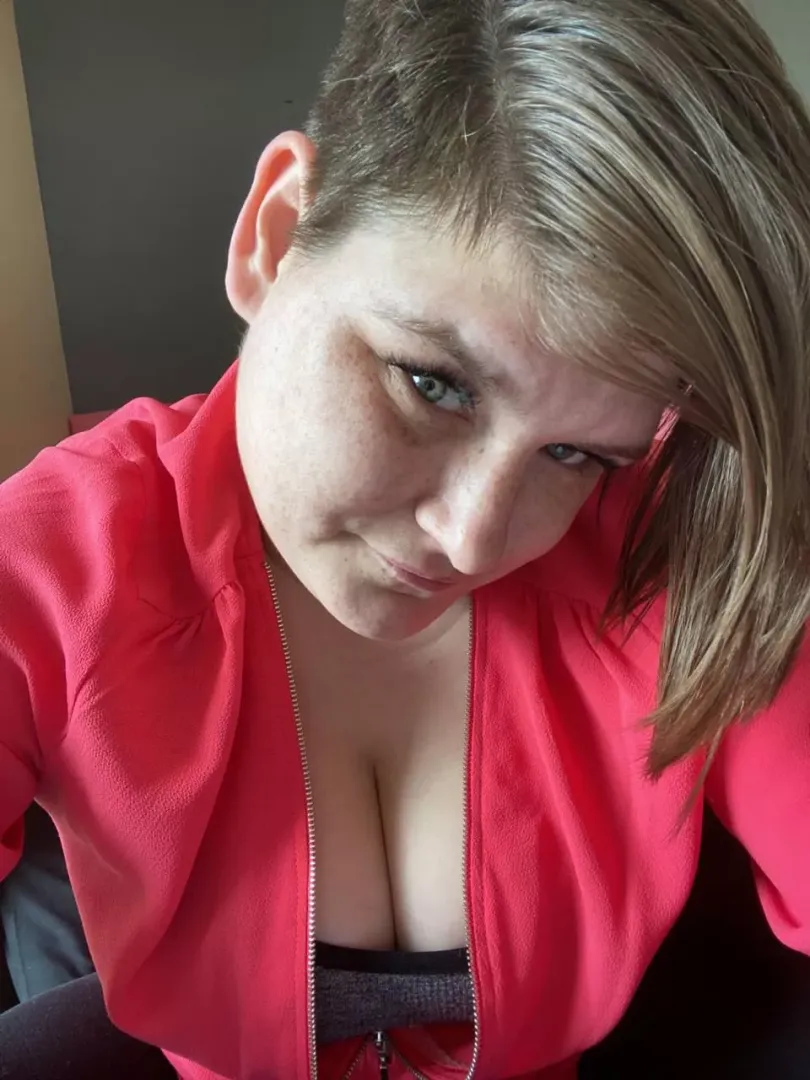 Look into my eyes as I anticipate your hot load covering my face! posted by Clear_Raise_9678