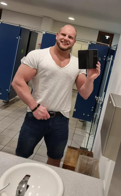 looker room selfie 😉 by Wrong-Engineering-74