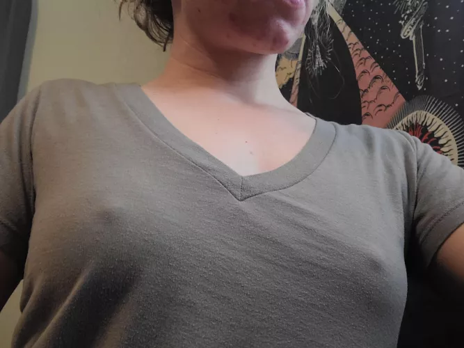 looking braless with those thick momma nips! 🙈 by littlemiss_tinytits