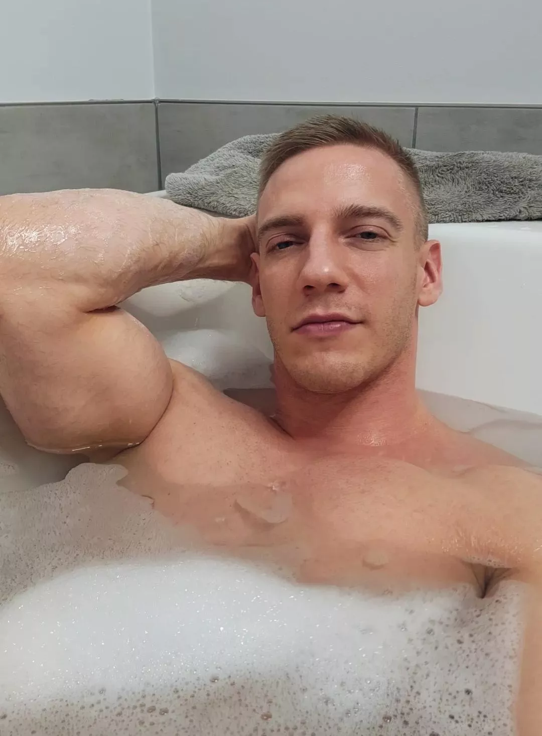 Looking for a Bath buddy 😜 posted by John_fitness91