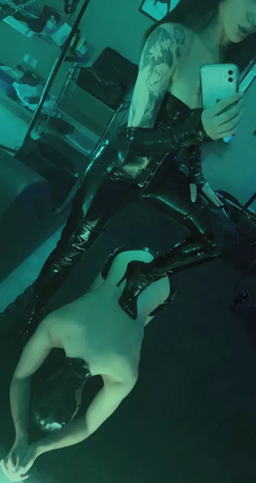 looking for a slave to own [domme] by Ms_zoenoir