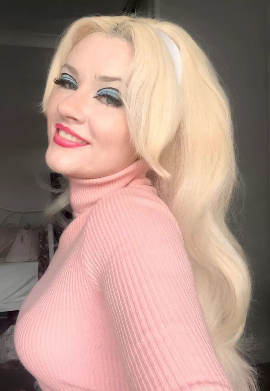 Looking like the babysitter in a horror movie. Will you walk me home? posted by TheGurl-NextDoor