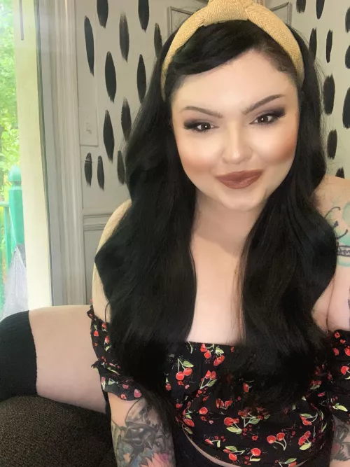 Looking to get my makeup messed up 😇 by Valentinapetrov