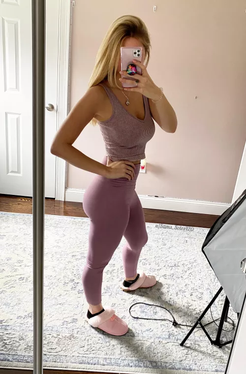 Looks very smackable by Sams_Soles420