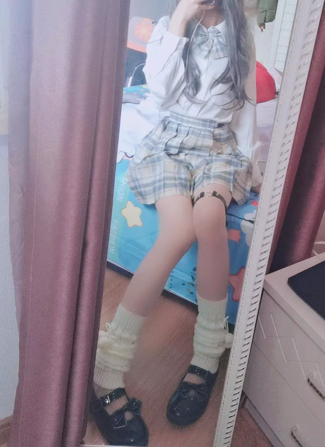 loose socks for that gyaru look 😝 posted by PinkLemon14