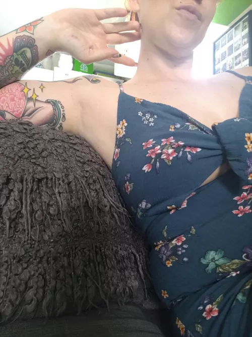 Lounging around like 👀 by BeeBinisky