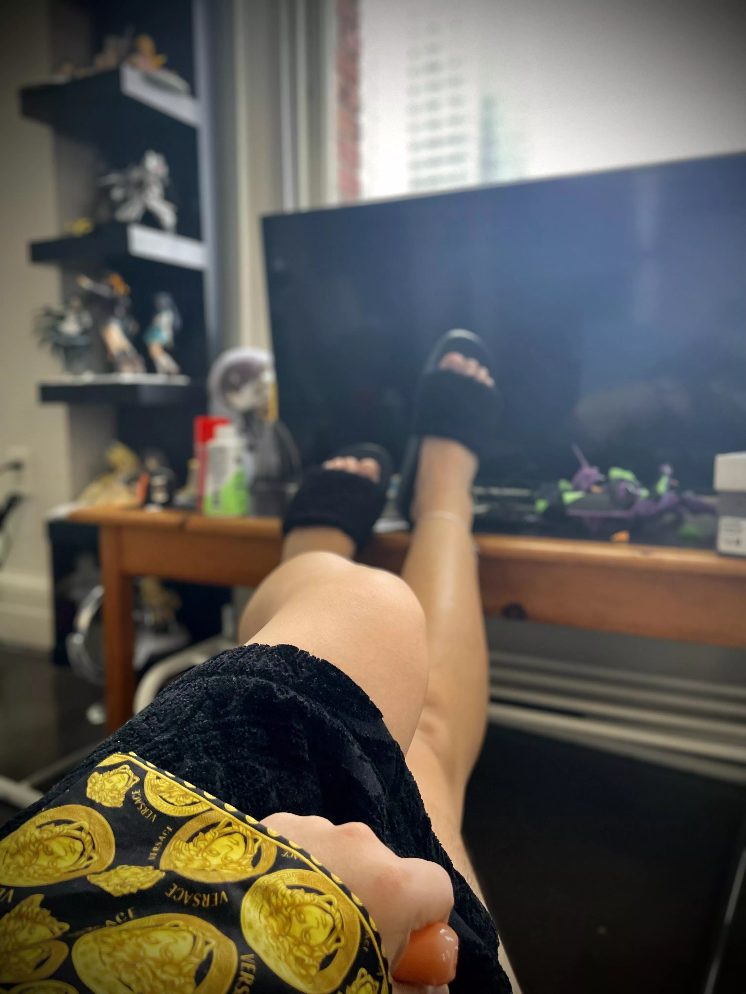 Lounging in my Versace robe 👘 posted by biglizardlover88