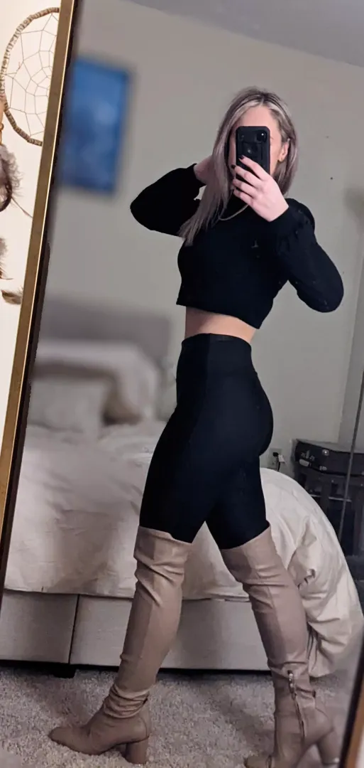 Love my sexy going out leggings by peachy_cupcake