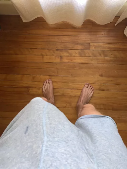 Love shownig off my bulge and size 16s. Who likes straight dudes with huge feet? by portlandsword