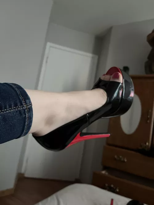 Love the color of my heels by digitalnerium