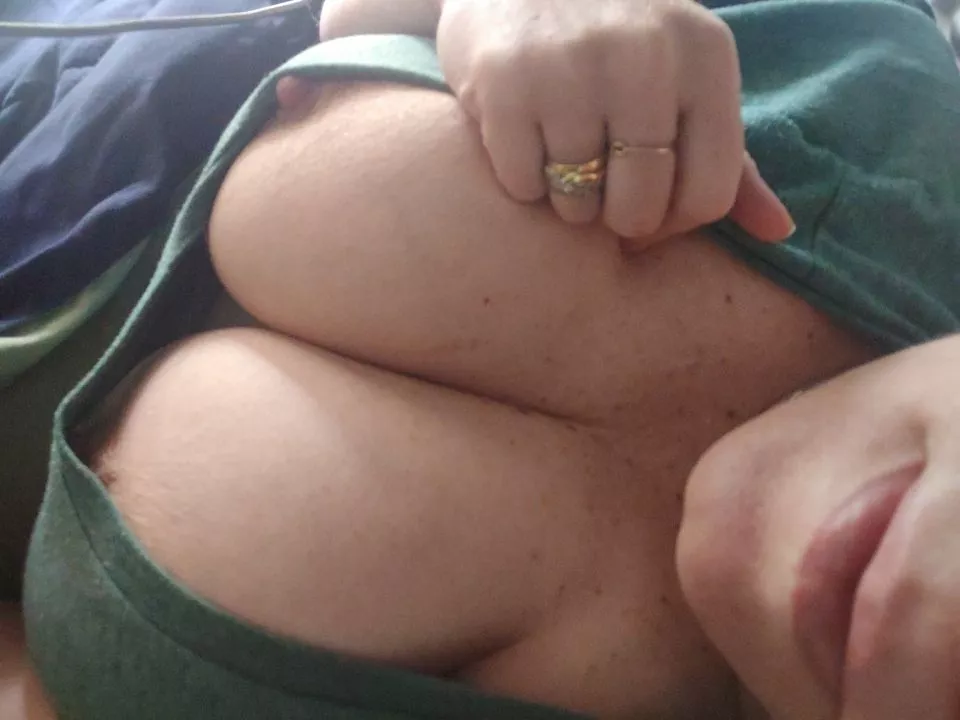 love the lighting in bed 40 [f] posted by marriedbutnaughty40