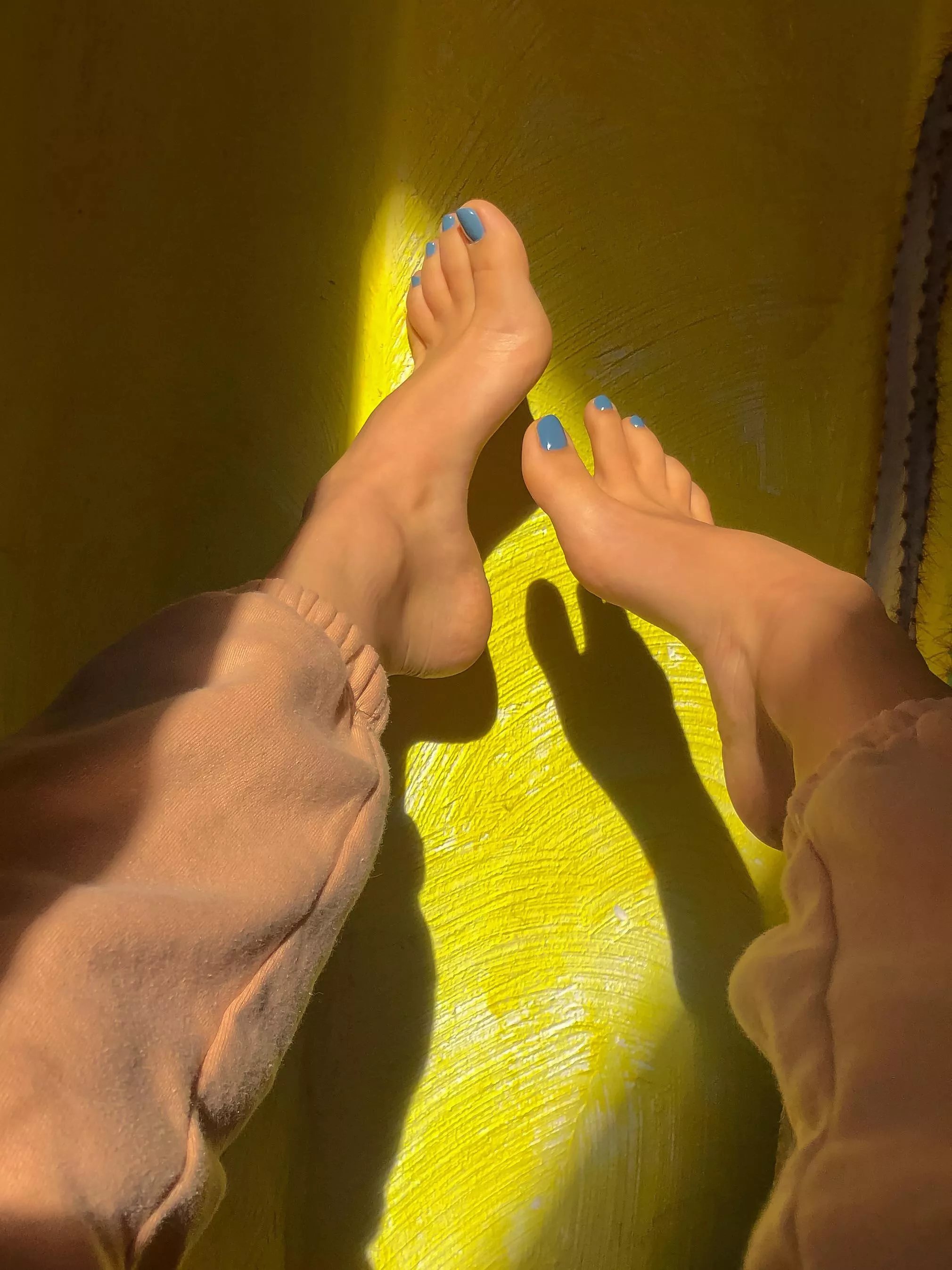 Love the sunshine 💙💛 posted by sofiaforfeet