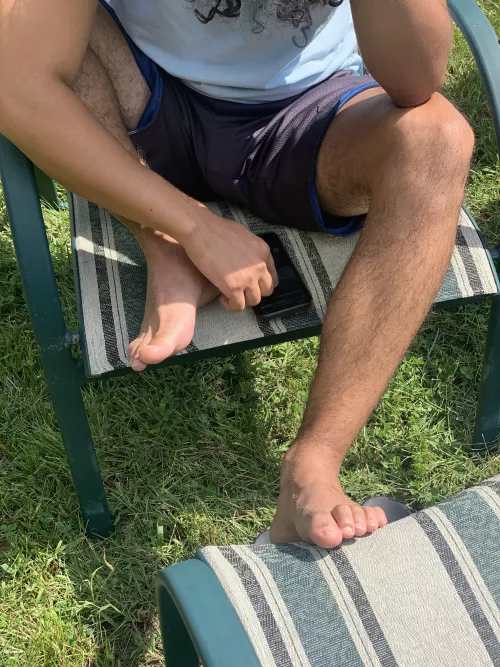 Love these legs & feet by Tommytopsalot