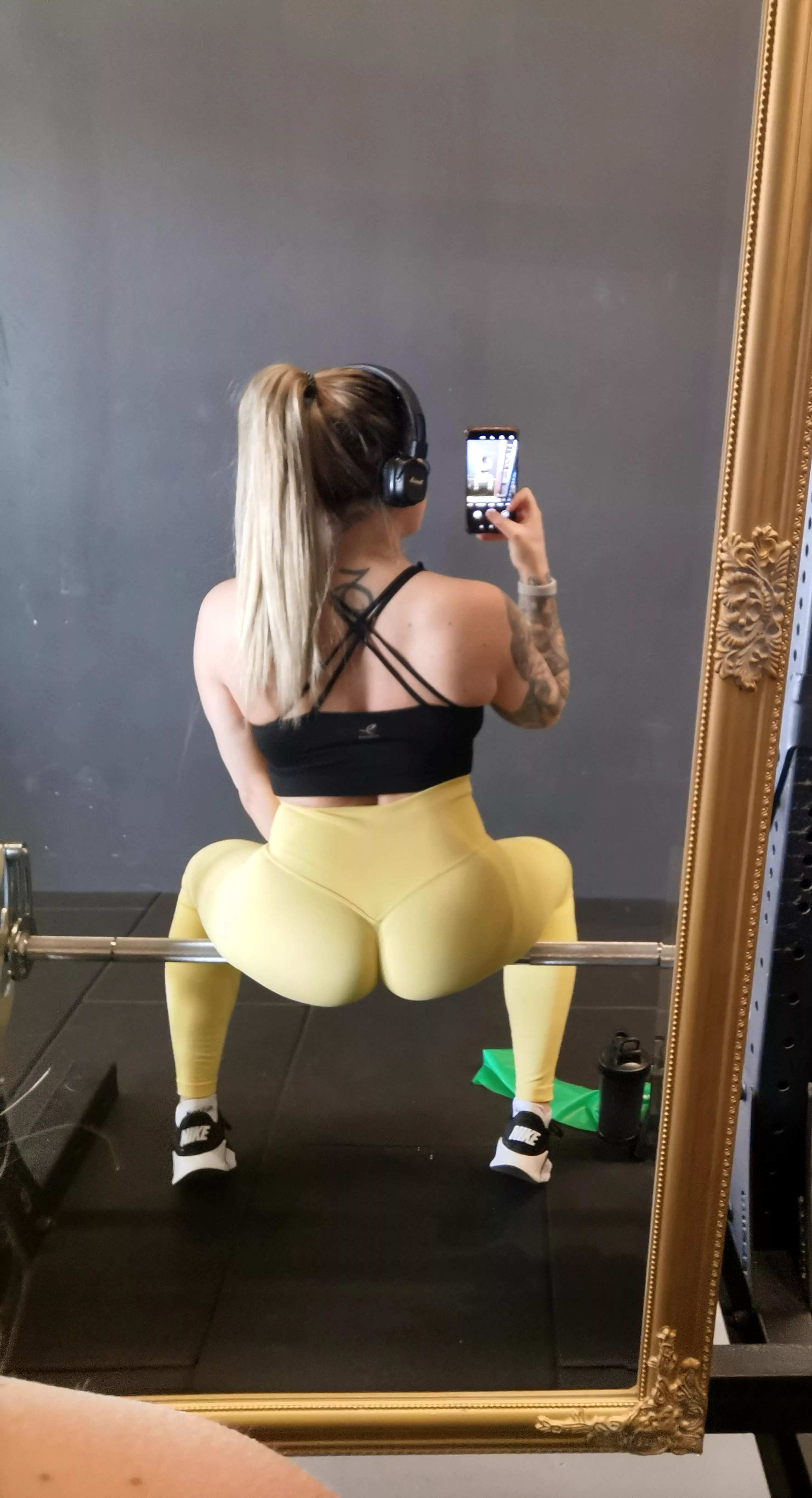 Love these yoga pants posted by haileeyyxoxo