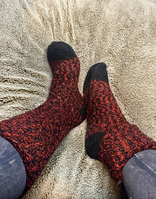 Love wearing fuzzy socks with leggings 🥰. Hope everyone is having a splendid night. by starrsusedpanty