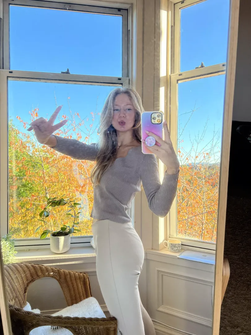 Love wearing tight leggings 🥰 posted by librarosebud