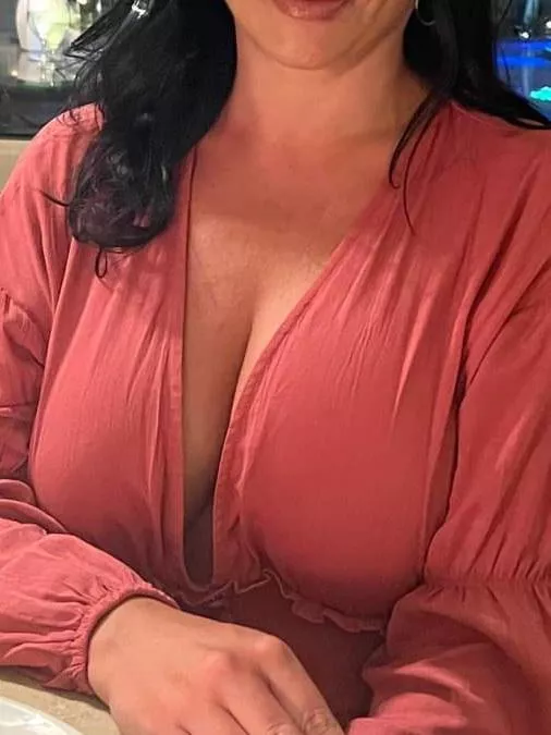 Love when dinner comes with a view. Waiting for a nip slip. 🍽 posted by SpicyCoupleND