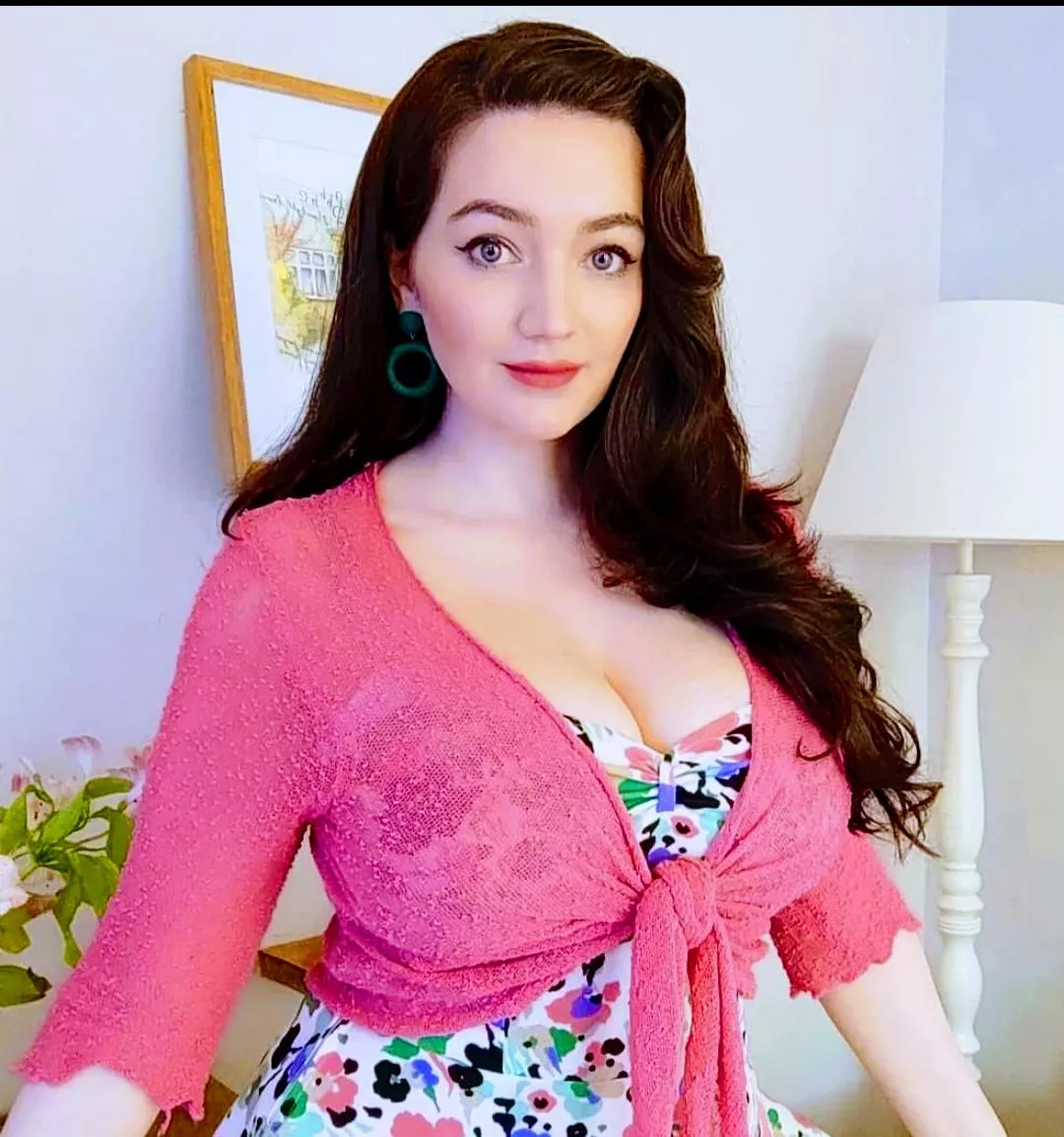 lovely pin-up style 😍 posted by Charming-Track1747