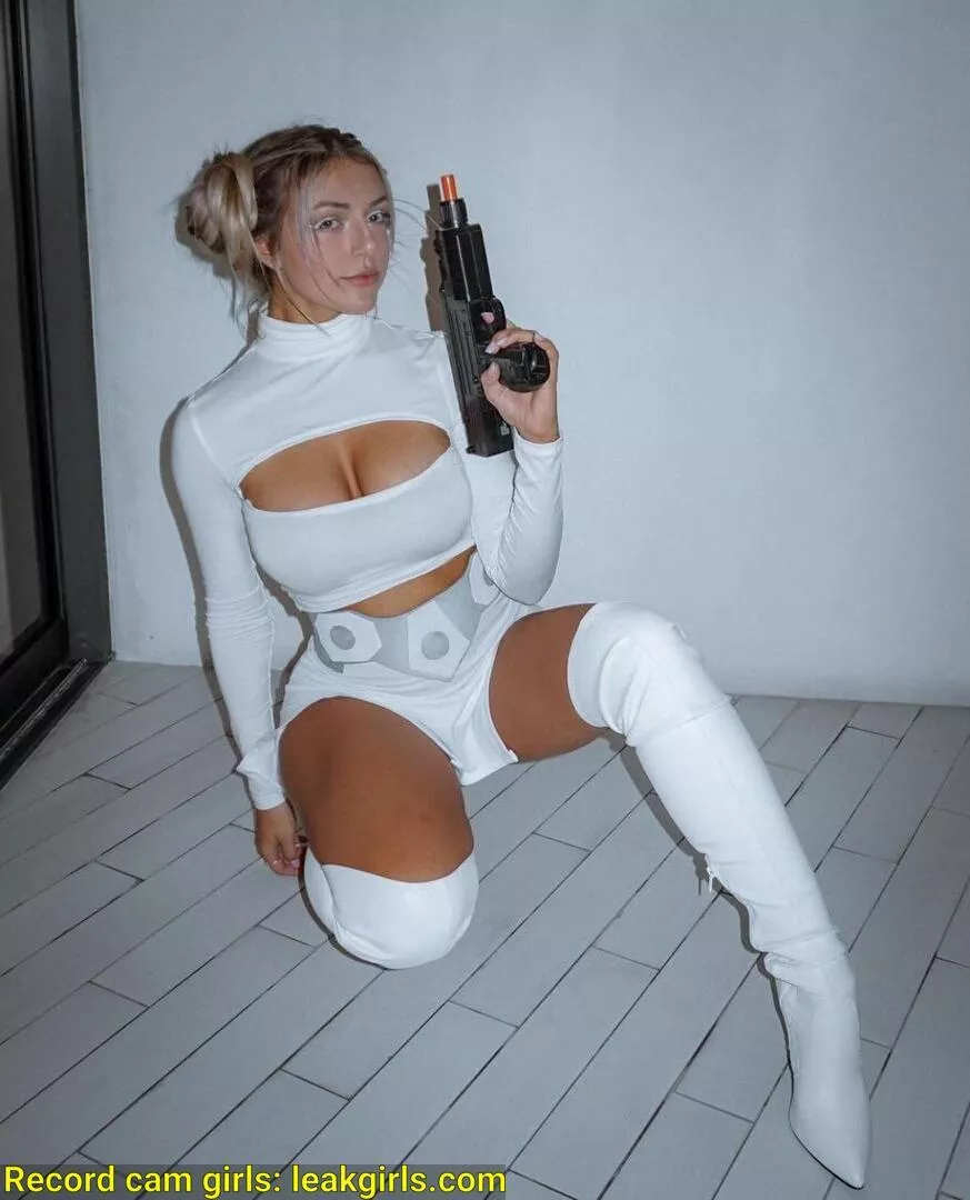 Lria posted by TravelsAndFucks