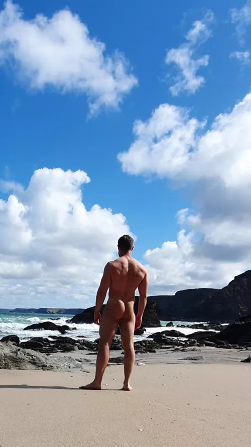 M, 41, 80kgs, 5'9 and with the beach all to myself by OrdinaryGymRatAbroad