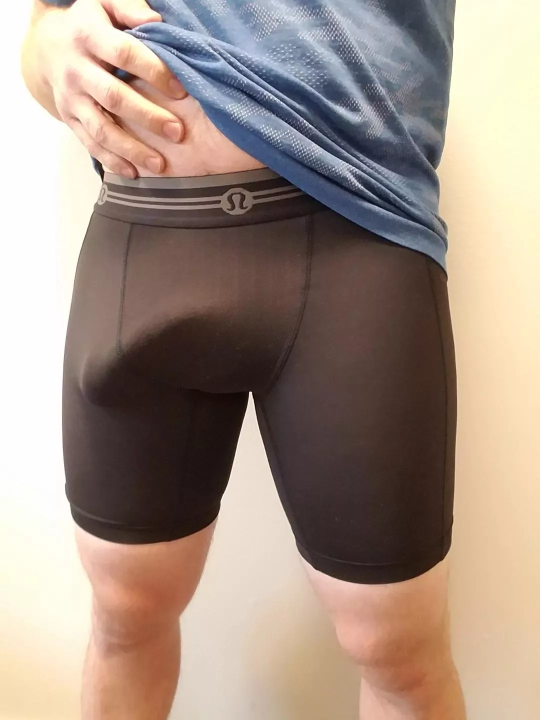 [M] Can be hard to hide that bulge at the gym sometimes. posted by PNWGuyNextDoor