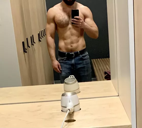[M] - “Hey” from the gym’s locker room by inc0mpl_te