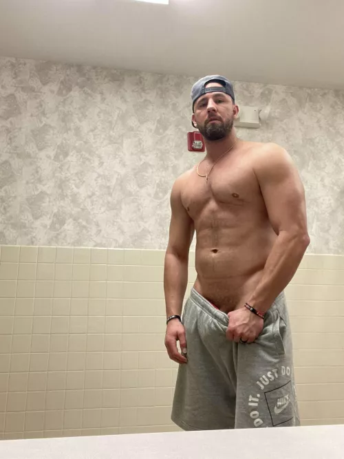 (M) Still bored at work. Wanna chat. PM me females please. by Beautiful_Buckeye767