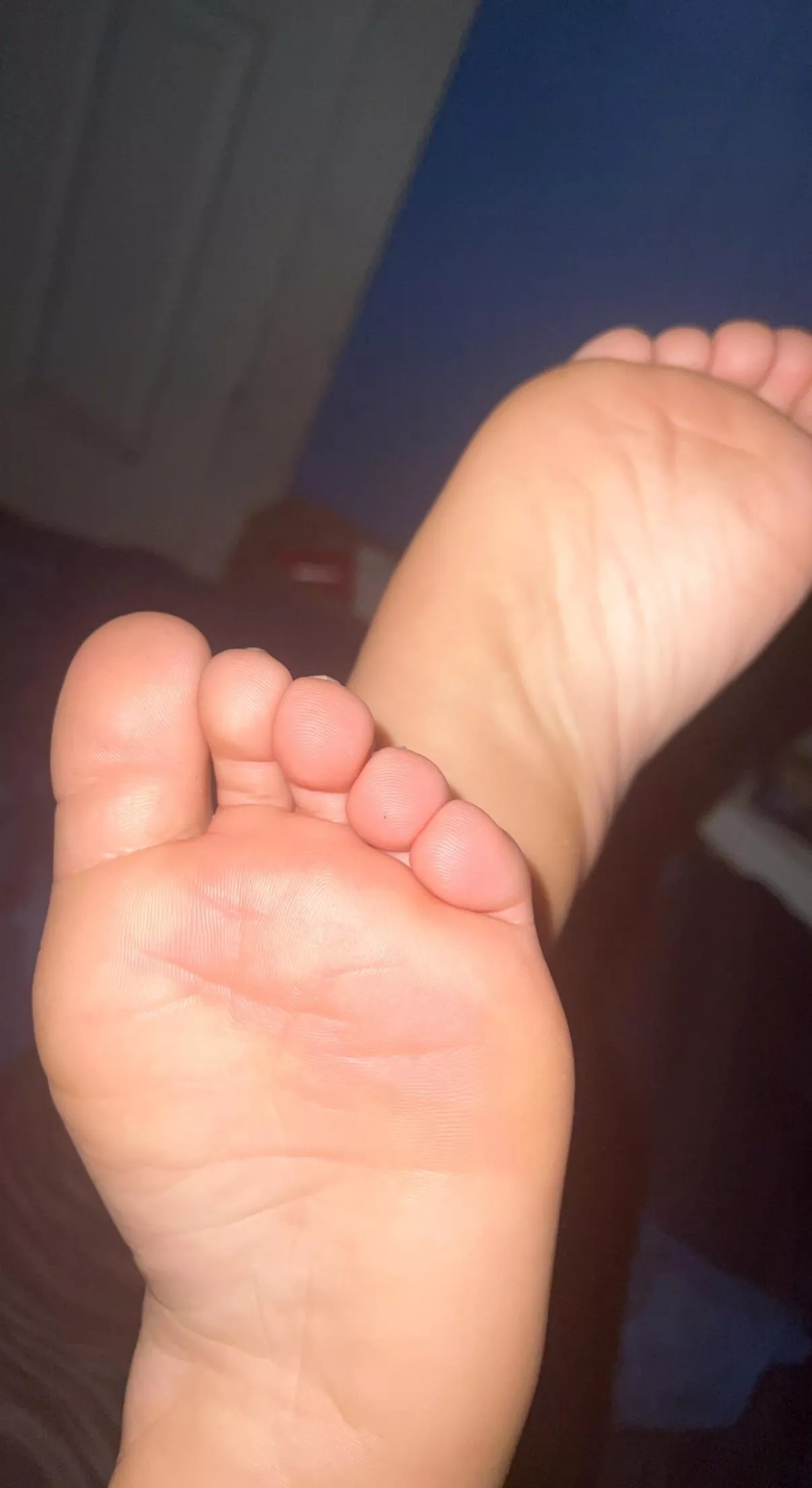 M18 m4m (hosting) giving out footjobs later today. Anyone wanna cum on my soles again;) posted by Alternative_Signal78