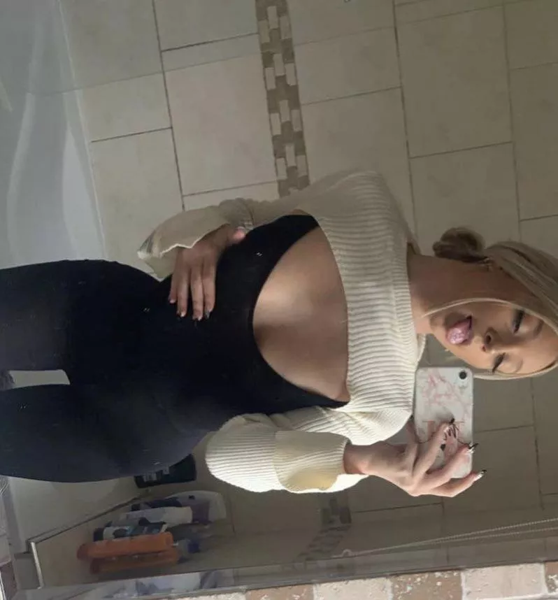 Mae posted by Sexychavs