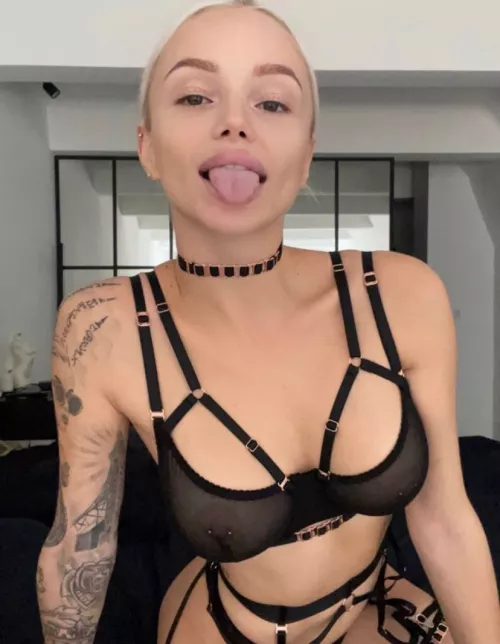 Make me scream like the naughty little slut I am by EasilyWiggly